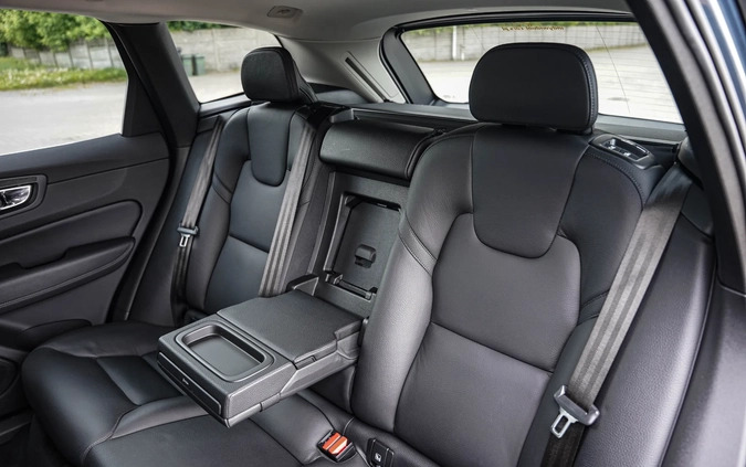 Volvo XC 60 cena 117900 przebieg: 80000, rok produkcji 2018 z Kościan małe 781